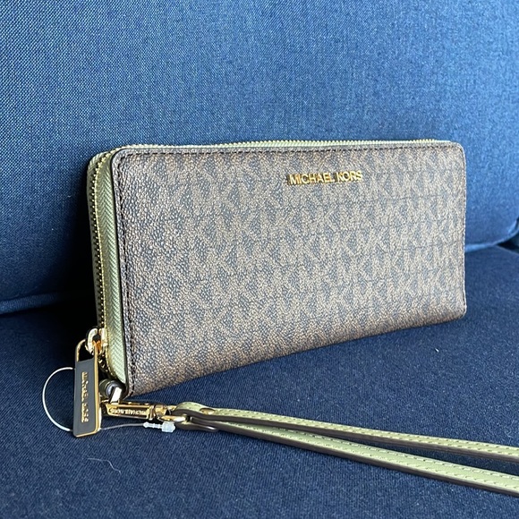 Michael Kors Jet Set Travel Large Travel CONTINENTAL 
Light Sage - Picture 2 of 16